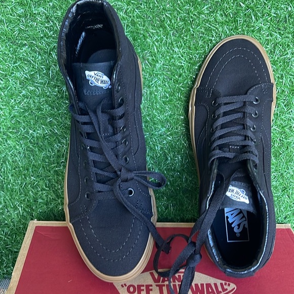 Vans Men’s Sk8-Hi Reissue (Canvas Gum) Black/Lghtgm
VN0A2XSBL0D
Sneakers - Picture 13 of 16